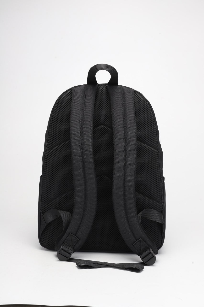 Sac à dos noir, un look simple et tendance.