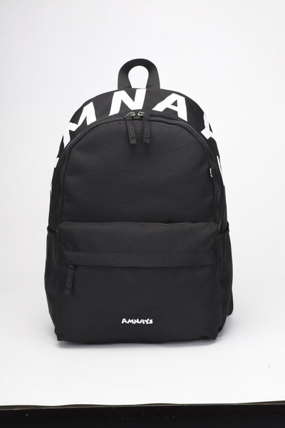 Sac à dos noir, un look simple et tendance.