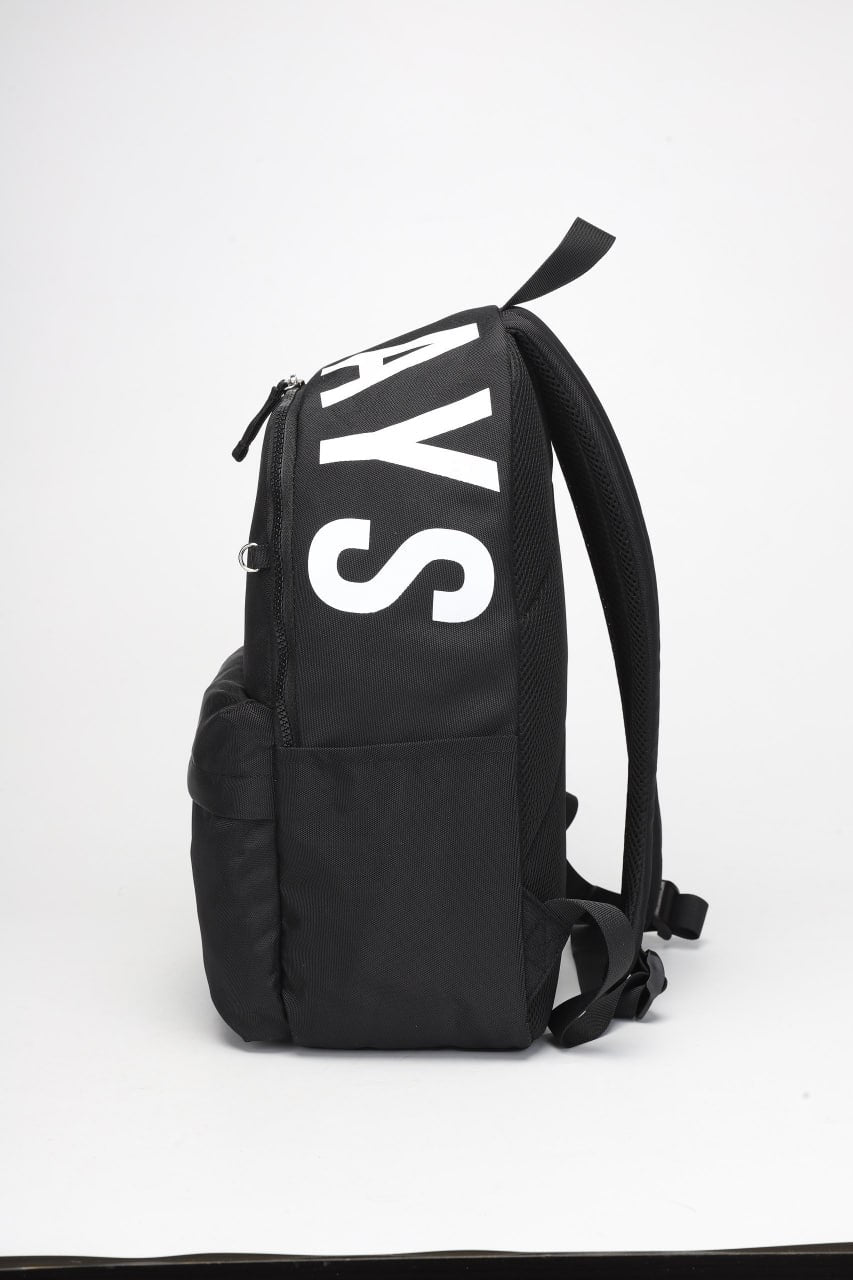 Sac à dos noir, un look simple et tendance.