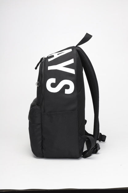 Sac à dos noir, un look simple et tendance.