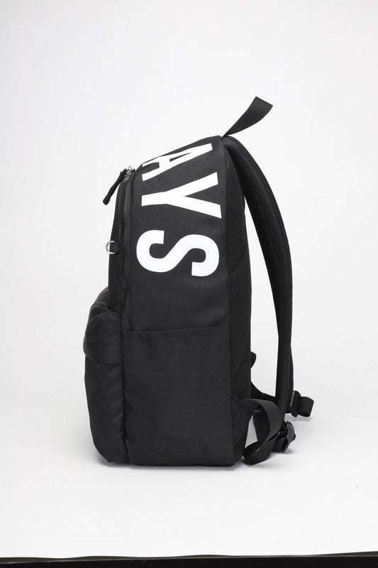 Sac à dos noir, un look simple et tendance.
